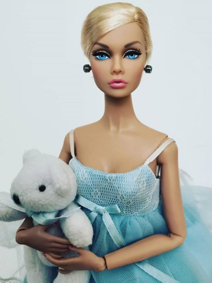 Slikonlu ve estetikli barbie bebeklerle çocuğunun oynamasına izin verir miydin?