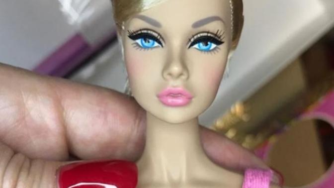 Slikonlu ve estetikli barbie bebeklerle çocuğunun oynamasına izin verir miydin?