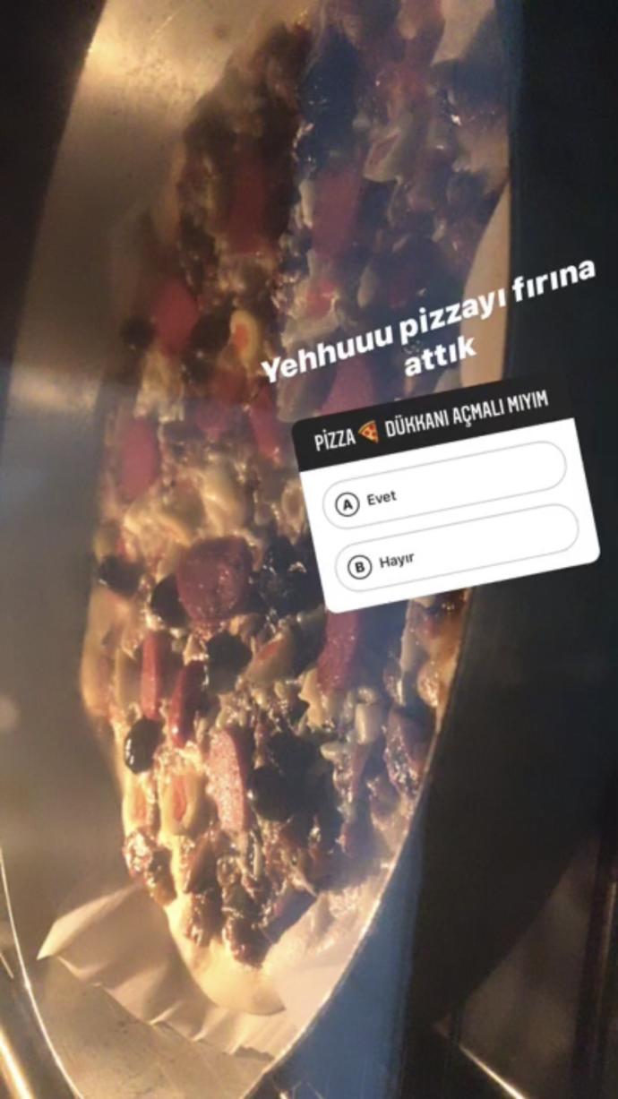 Arkadaşlar pizza 🍕 dükkanı açmalı mıyım sizce? Açsam pizzamı yemeye gelir misiniz😝En az pizza kadar sevdiğiniz kim var?