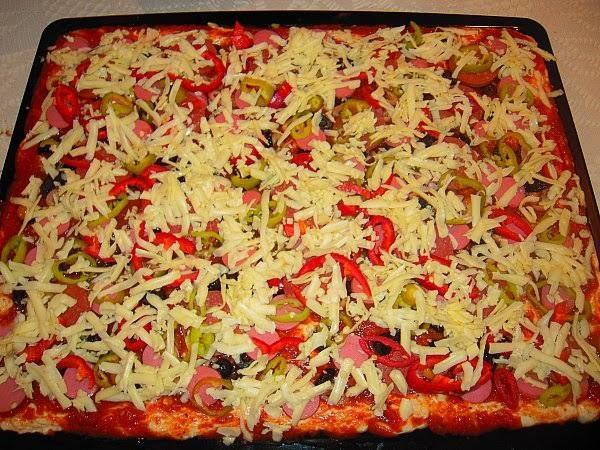 Arkadaşlar pizza 🍕 dükkanı açmalı mıyım sizce? Açsam pizzamı yemeye gelir misiniz😝En az pizza kadar sevdiğiniz kim var?