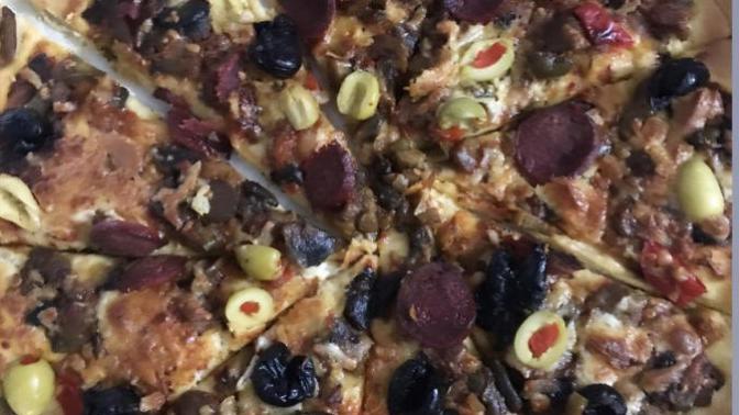 Arkadaşlar pizza 🍕 dükkanı açmalı mıyım sizce? Açsam pizzamı yemeye gelir misiniz😝En az pizza kadar sevdiğiniz kim var?