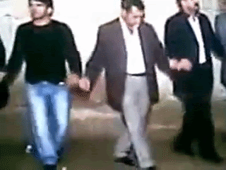 “Lahmacunu yeşillikle, seni gelinlik/damatlıkla” demek istediğiniz biri var mı?