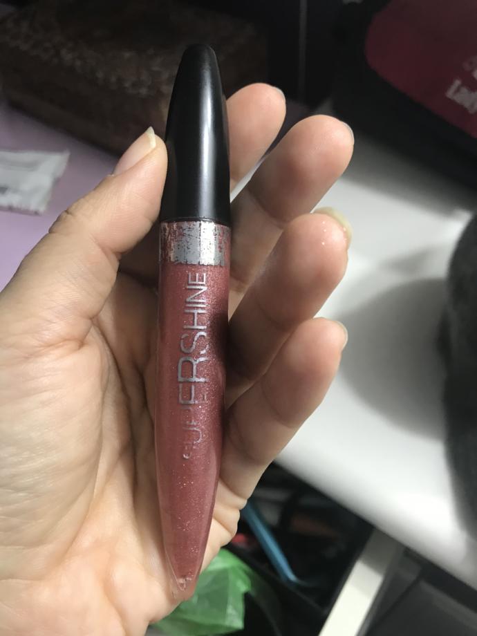 Kızlar, lipgloss öneriniz var mı?