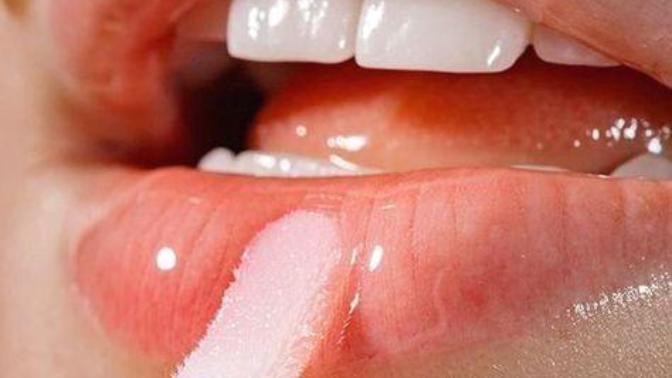 Kızlar, lipgloss öneriniz var mı?