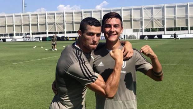 Kisstiano - Dybala ve Ronaldo öpüştü! Neler oluyor?