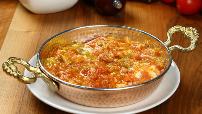 Toplanın dostlar günün sorusu: Sizce menemen, soğanlı mı soğansız mı yenir?
