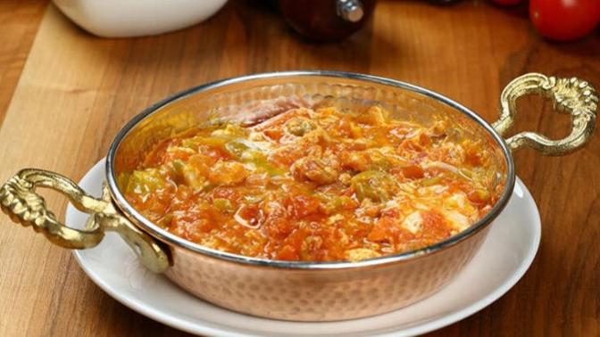 Toplanın dostlar günün sorusu: Sizce menemen, soğanlı mı soğansız mı yenir?