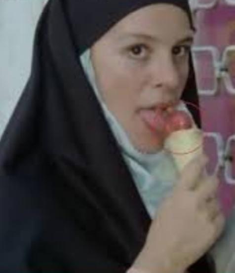 Dondurma yalayan rahibe