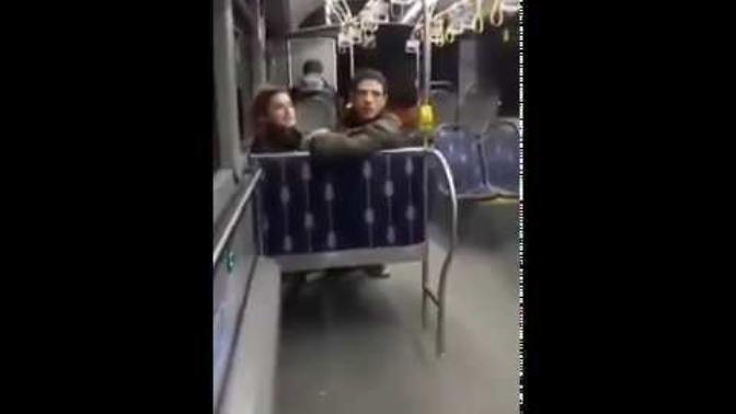 Otobüste öpüşen çifte tepki! Türkiye'de insanlar öpüşemez mi?