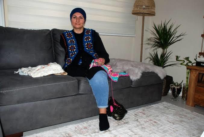 Depremzede kadının, Elazığ'daki depremzedeler için çabası.