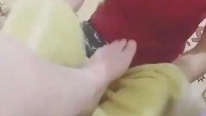 Eşinin ayaklarını yıkayan koca?