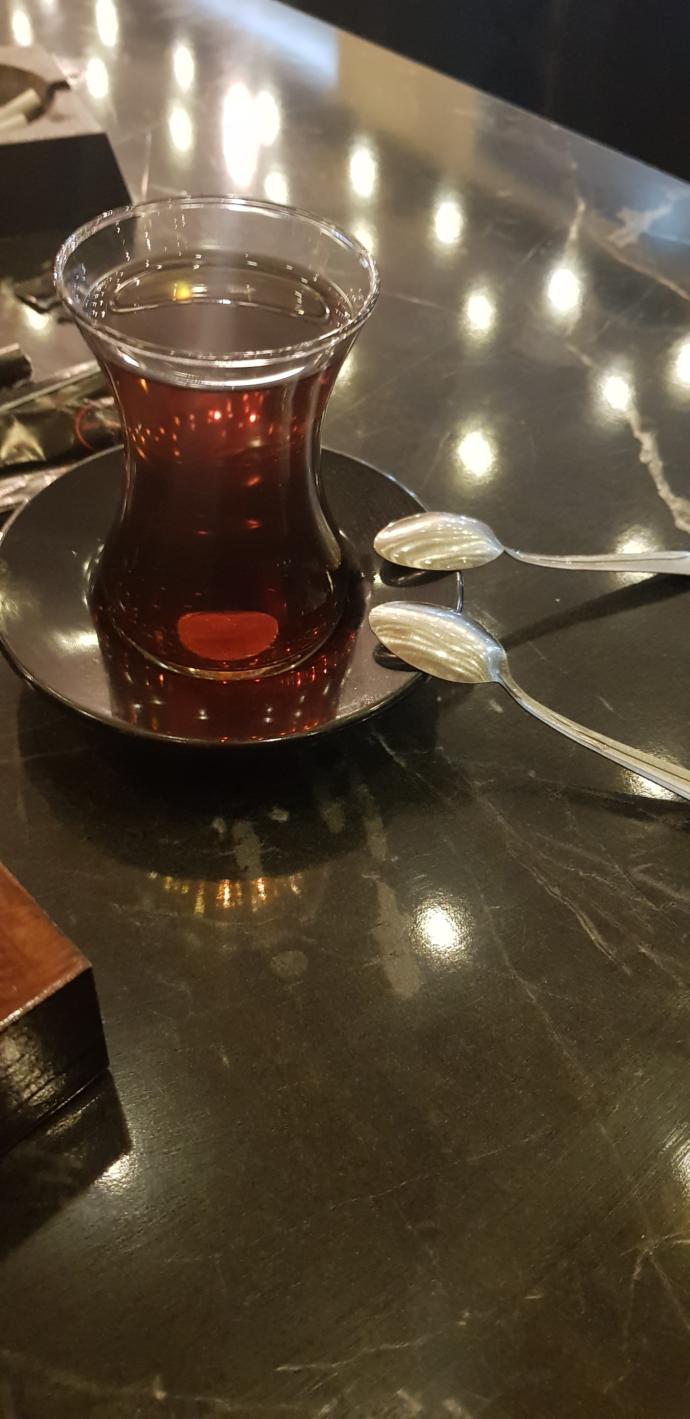 Çaya 2 kaçık koyan garson kız?