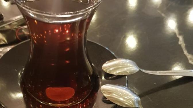 Çaya 2 kaçık koyan garson kız?