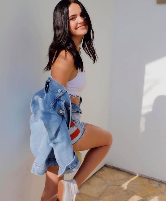 Bailee Madison mu? Selena Gomez mi?