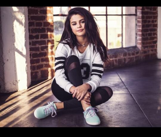 Bailee Madison mu? Selena Gomez mi?