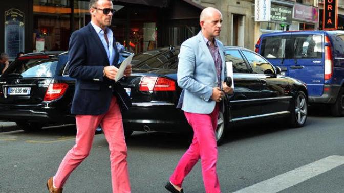 Pembe pantolon delikanlıyı bozar mı?