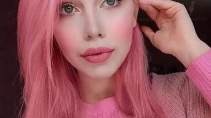 Pembe renk saça uygun kombinler yapmak için hangi renk tonlarını seçmeliyiz?