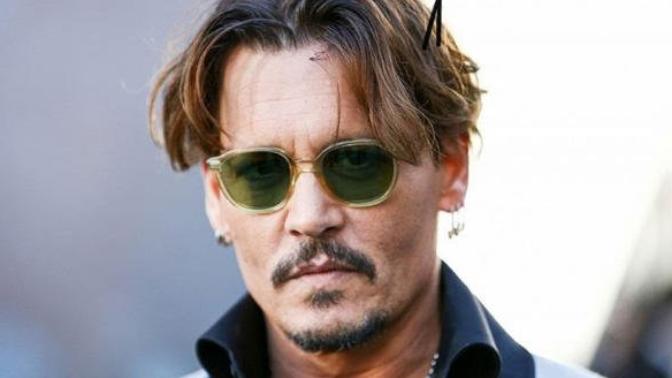 Johnny Depp ile selfie çektirmenin ücreti; 10 bin lira! Hayranı olduğunuz ünlüyle fotoğraf çektirmek için para öder misiniz?