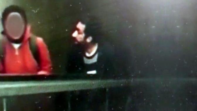 Yürüyen merdivende genç kızın arkasına geçti ve masturbasyon yaptı! Bu sapıkların kökü kurumayacak mı?