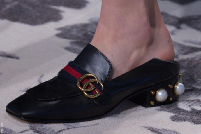 Ayakkabının arkasını basıp giymek moda mıdır yoksa orta yaş sendromu mu?