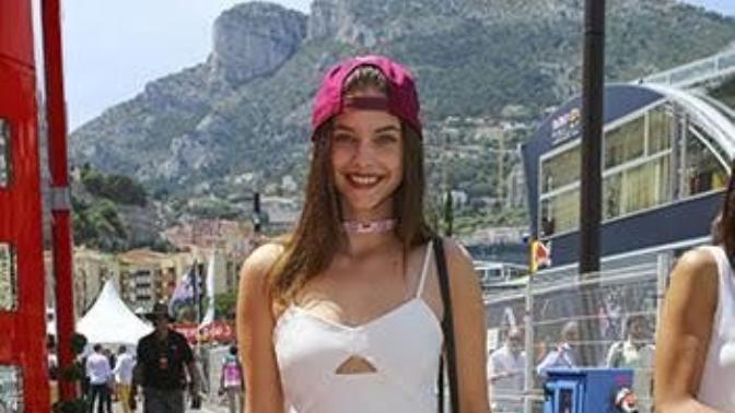 Güzel kadınlarda hafif çarpık bacak tatlı duruyor mu?