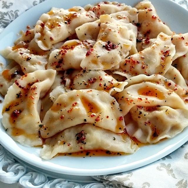 Benim canım gece gece Çerkez mantısı çekti. Olsa ağır falan dinlemem tabak tabak yerim.😋