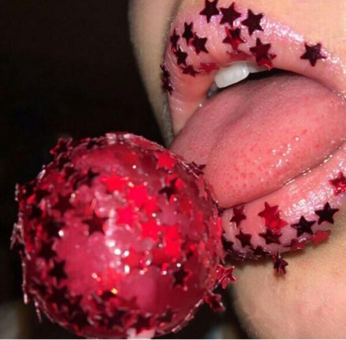 Lolipop yemek istersem bu beni yaramaz kız mı yapar?