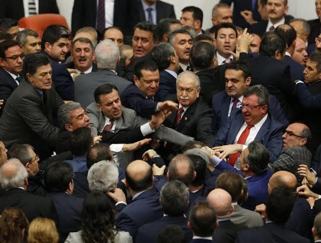 Bir kavga olsa siz o kavgada kavga eden mi, uzlaştırıcı mı, yoksa izleyen taraf mı olurdunuz?