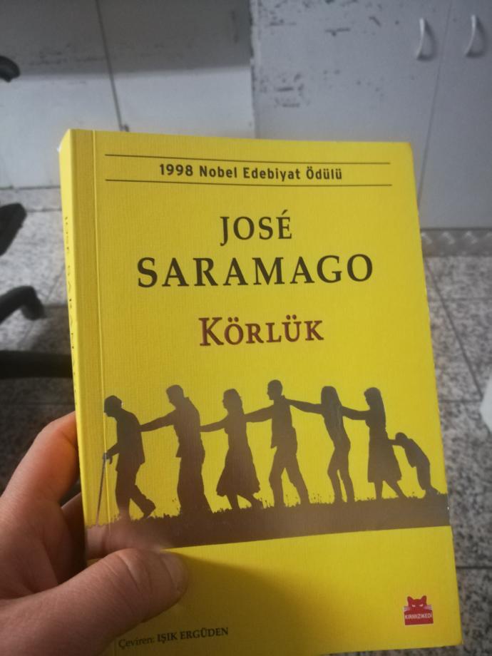 An itibariyle işyerinde kitap okuyorum. Canım çok sıkılınca kafamı dağıtmak için, çok daha fazla kitap okurum.
