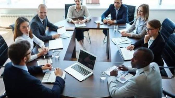 Tanımadığın insanlar ile dolu bir ortama girdiğinde nasıl hissedersin?