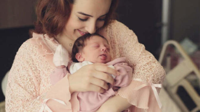 Lohusalık döneminde anneye kaynanası mı, kendi annesi mi bakmalıdır?