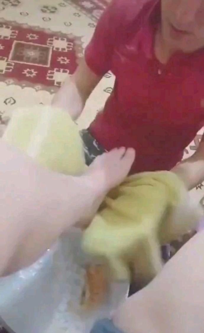 Eşinin ayağını yıkayan koca?