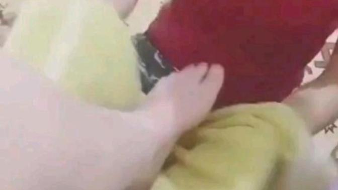 Eşinin ayağını yıkayan koca?
