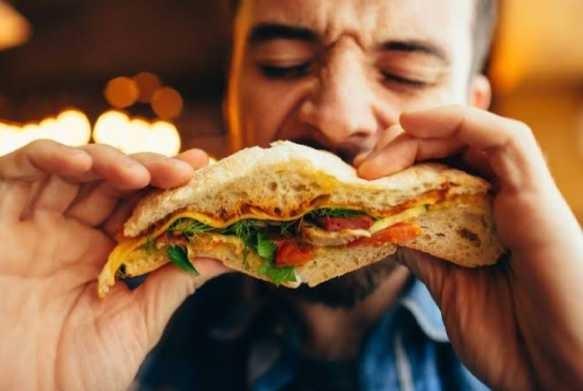 Yemek yerken en sinir olduğunuz şey nedir?