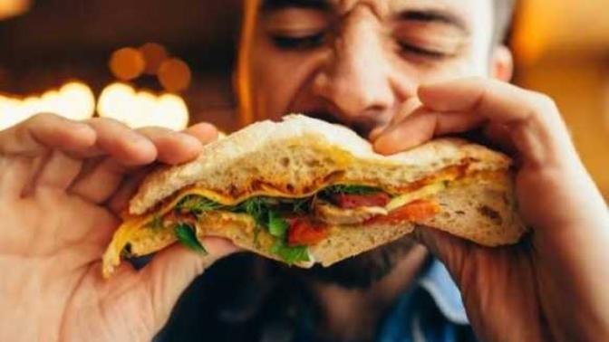 Yemek yerken en sinir olduğunuz şey nedir?