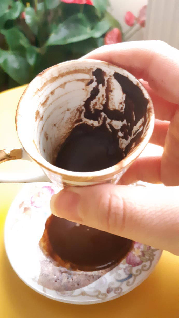 Kahve falınızın resimlerini gönderin uzman yorumcumuz yorumlasın. Kahve