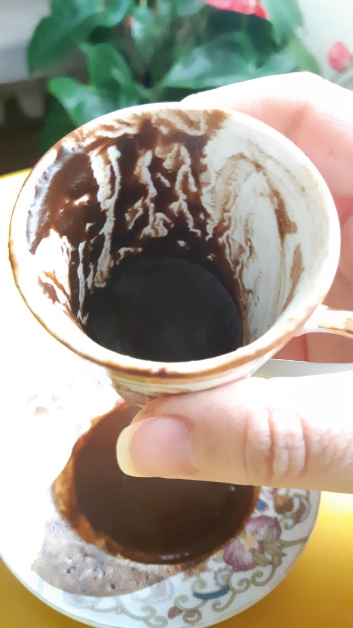 Kahve falınızın resimlerini gönderin uzman yorumcumuz yorumlasın. Kahve