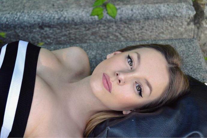 Barbara Palvin mi Ester Exposito mu?
