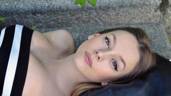 Barbara Palvin mi Ester Exposito mu?