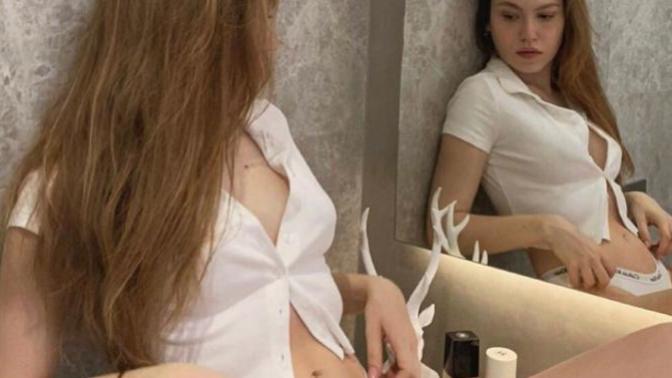 Duygu Özaslan'ın iç çamaşırlı ev pozu olay oldu! Siz de cesur fotoğraflar çekinir misiniz?