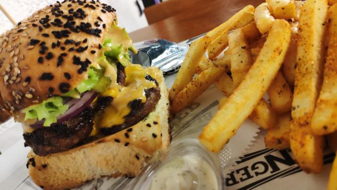 Hamburgerin içinde cheddar mı olmalı yoksa mozzarella mı?