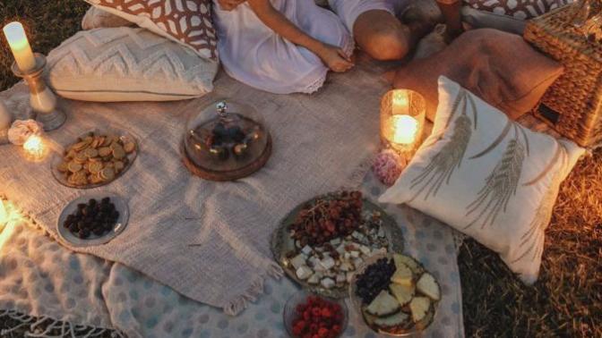 Sevgili ile piknik yapmak mı, lüks mekânlarda takılmak mı daha tercih edilesi?