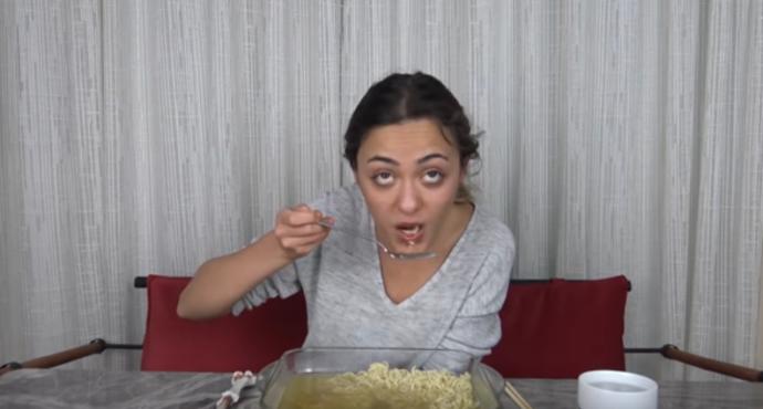 Yemek yiyen youtube videoları izliyor musunuz?