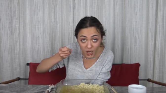 Yemek yiyen youtube videoları izliyor musunuz?