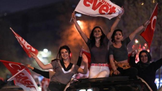 Türkiye kızları ile Avrupa'daki Türk kızları neden farklı?
