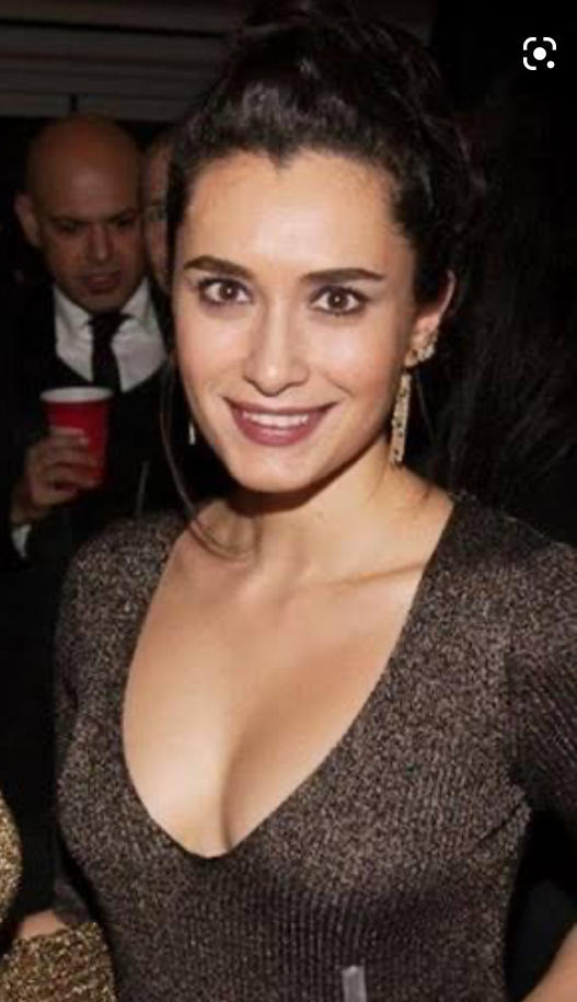 Hande doğandemir çok çekici bir kadın değil mi ya? Özellikle göğüs dekoltesi fena yapmış, ne dersiniz?