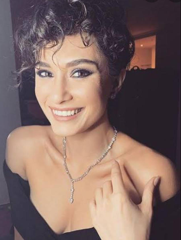 Hande doğandemir çok çekici bir kadın değil mi ya? Özellikle göğüs dekoltesi fena yapmış, ne dersiniz?