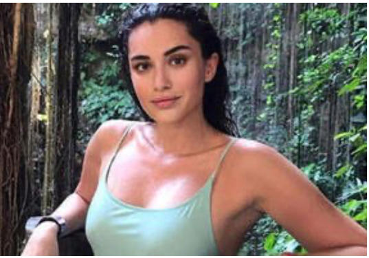 Hande doğandemir çok çekici bir kadın değil mi ya? Özellikle göğüs dekoltesi fena yapmış, ne dersiniz?