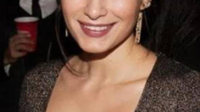 Hande doğandemir çok çekici bir kadın değil mi ya? Özellikle göğüs dekoltesi fena yapmış, ne dersiniz?