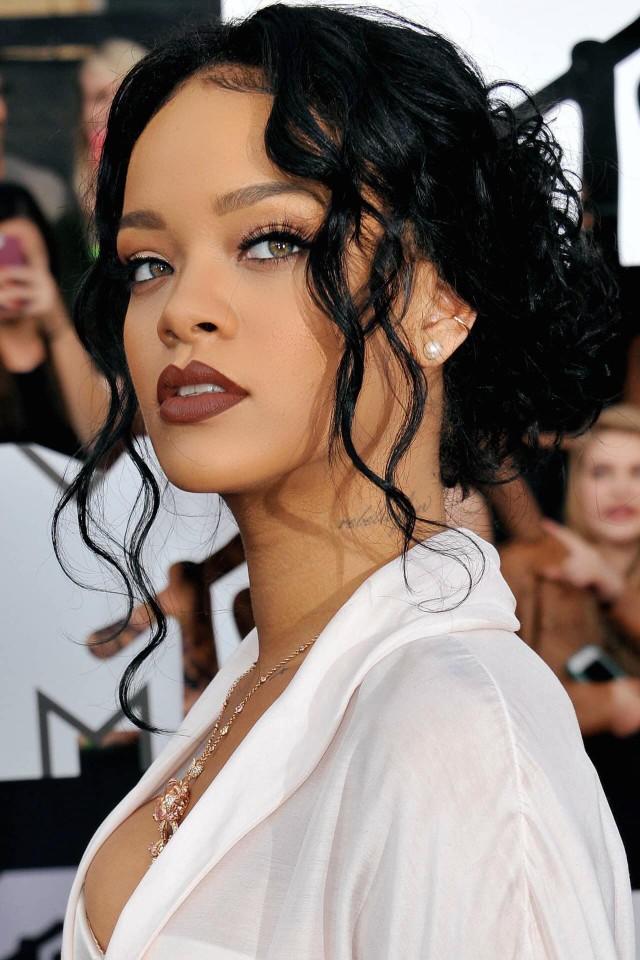 Rihanna mı Cara mı?